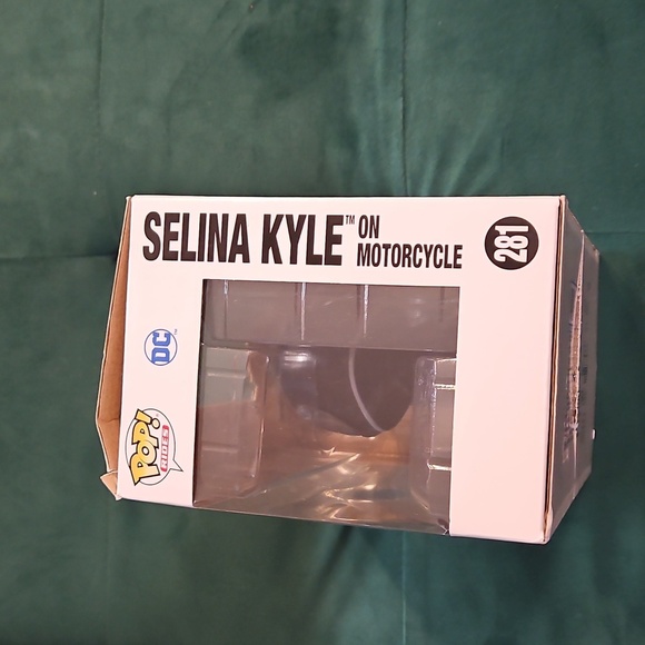Funko Pop! Rides DC The Batman Selina Kyle on Motorcycle Vinyl Figure 281 Black - Picture 9 of 10